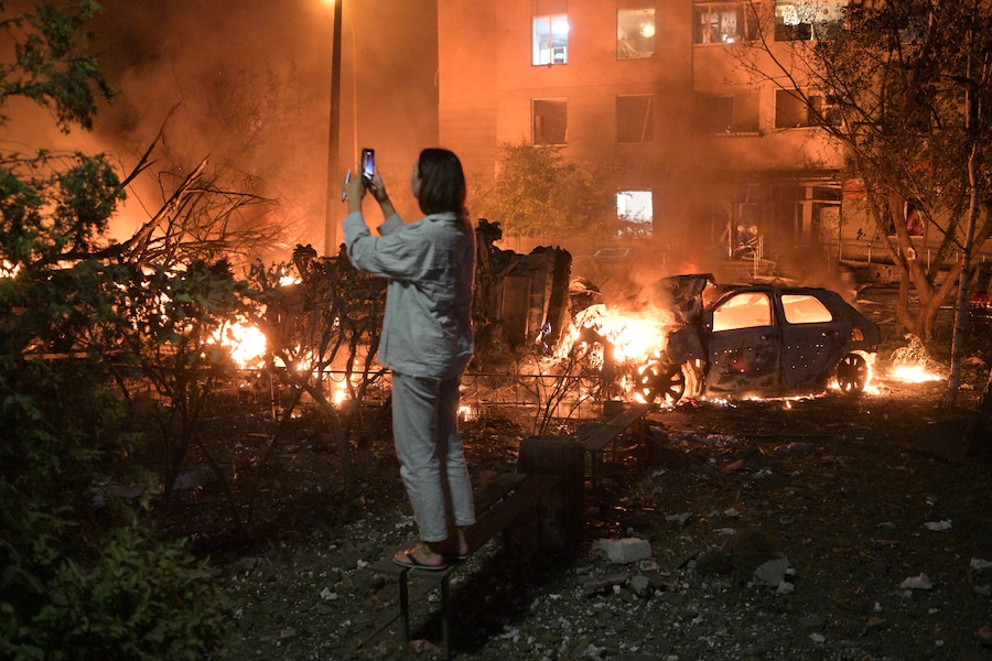 Una donna scatta una foto dei danni causati dagli attacchi missilistici russi a Kiev, in Ucraina, lunedì 6 luglio 2026. (AP Photo/Danylo Antoniuk/Associated Press/LaPresse/APN)