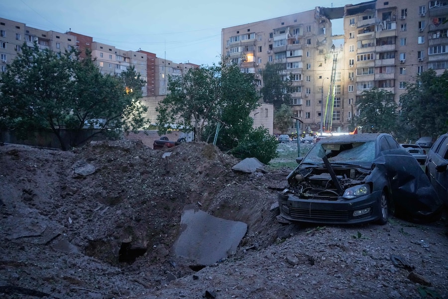 Si vedono il cratere causato da un'esplosione e alcune auto danneggiate accanto a un condominio distrutto in seguito a un attacco russo a Kiev, in Ucraina, lunedì 6 luglio 2026. (AP Photo/Efrem Lukatsky/Associated Press/LaPresse/APN)