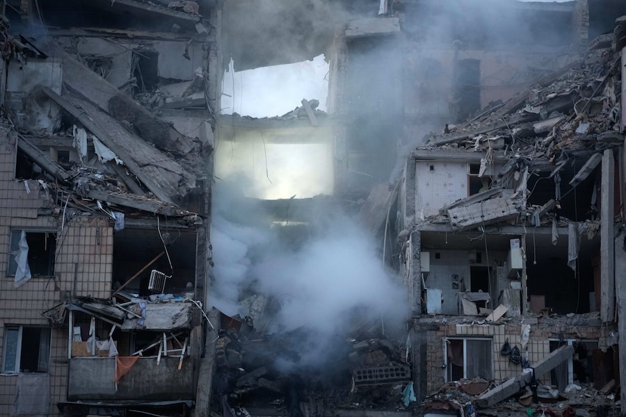L'interno di un appartamento danneggiato nell'edificio in rovina a seguito dell'attacco missilistico russo a Kiev, in Ucraina, lunedì 6 luglio 2026. (AP Photo/Efrem Lukatsky/Associated Press/LaPresse/APN)