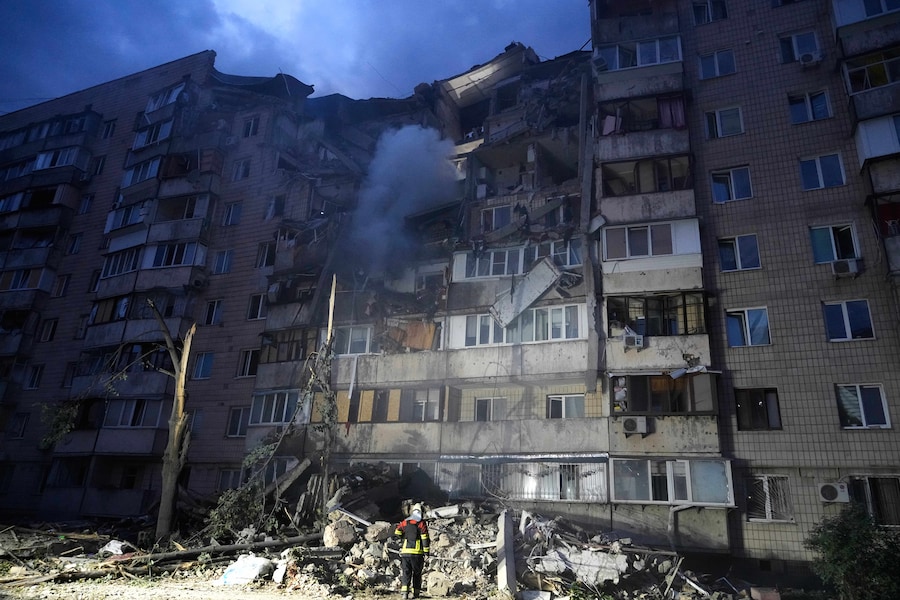 I soccorritori sono all’opera presso un edificio danneggiato da un attacco missilistico russo a Kiev, in Ucraina, lunedì 6 luglio 2026. (AP Photo/Efrem Lukatsky/Associated Press/LaPresse/APN)