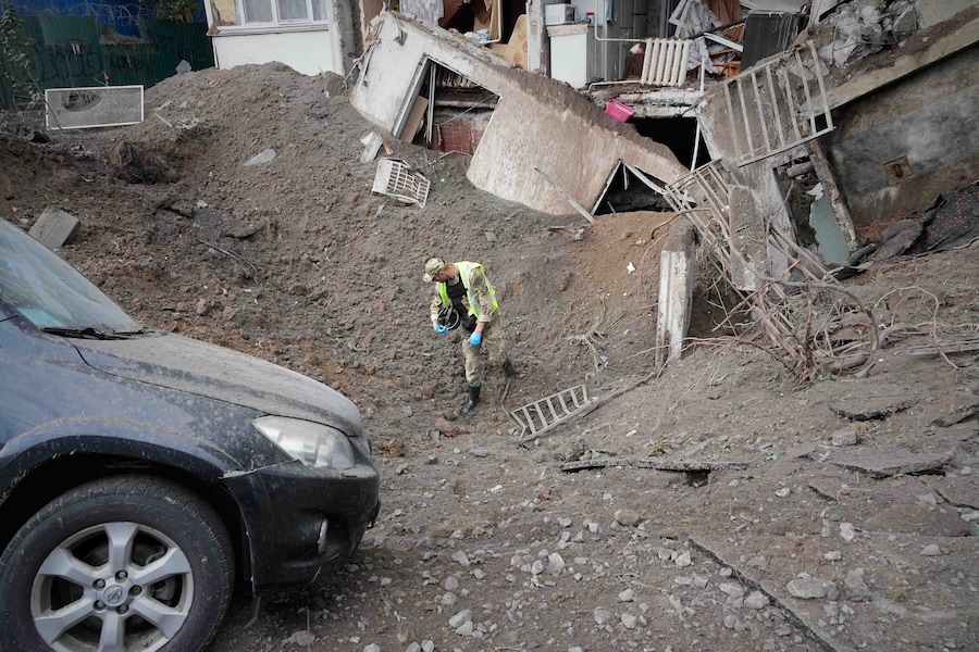 Un militare ucraino ispeziona un cratere nei pressi di un condominio a seguito di un attacco missilistico russo a Kiev, in Ucraina, lunedì 6 luglio 2026. (AP Photo/Efrem Lukatsky/Associated Press/LaPresse/APN)