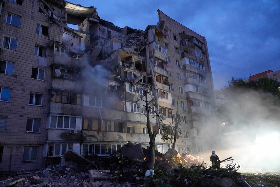 I soccorritori sono all’opera presso un edificio danneggiato da un attacco missilistico russo a Kiev, in Ucraina, lunedì 6 luglio 2026. (AP Photo/Efrem Lukatsky/Associated Press/LaPresse/APN)