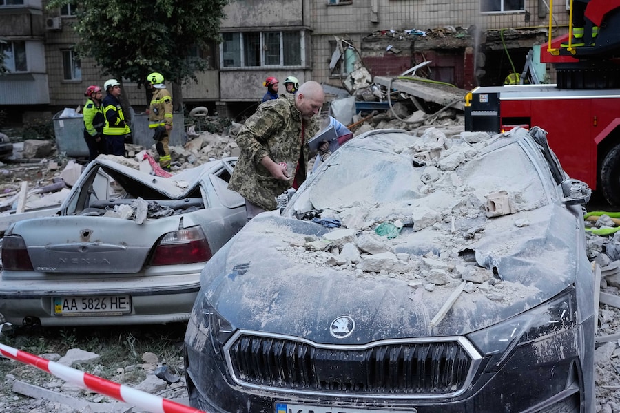 Un residente del posto ispeziona un'auto danneggiata dopo un attacco missilistico russo a Kiev, in Ucraina, lunedì 6 luglio 2026. (AP Photo/Efrem Lukatsky/Associated Press/LaPresse/APN)