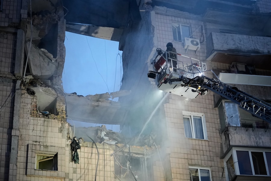 I soccorritori sono all’opera presso un edificio danneggiato da un attacco missilistico russo a Kiev, in Ucraina, lunedì 6 luglio 2026. (AP Photo/Efrem Lukatsky/Associated Press/LaPresse/APN)