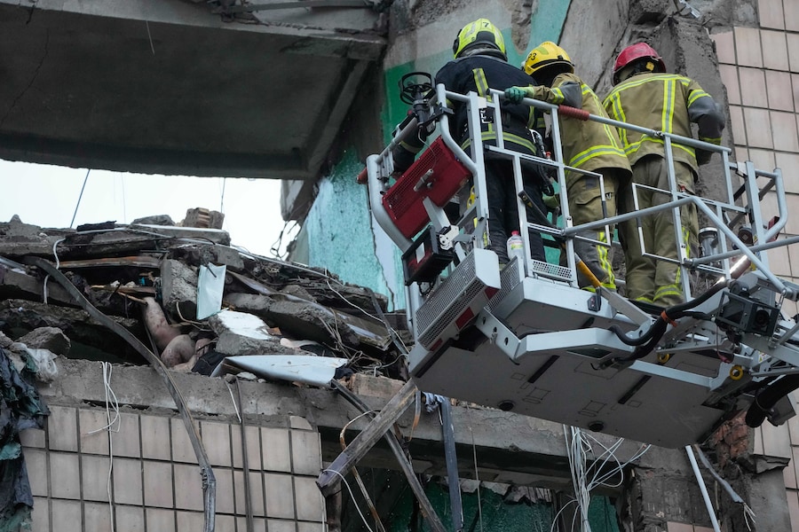 I soccorritori ispezionano un appartamento danneggiato in cui è parzialmente visibile il corpo di una vittima, a seguito di un attacco missilistico russo a Kiev, in Ucraina, lunedì 6 luglio 2026. (AP Photo/Efrem Lukatsky/Associated Press/LaPresse/APN)