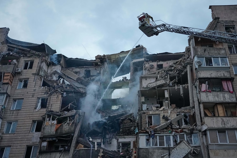 I soccorritori sono all’opera presso un edificio danneggiato da un attacco missilistico russo a Kiev, in Ucraina, lunedì 6 luglio 2026. (AP Photo/Efrem Lukatsky/Associated Press/LaPresse/APN)