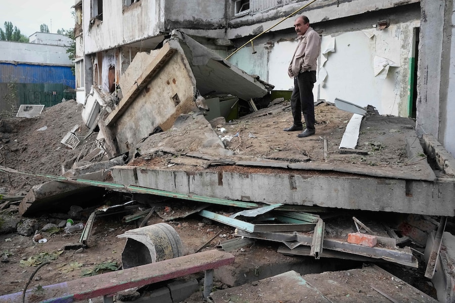 Un residente osserva i danni nei pressi di un condominio a seguito di un attacco missilistico russo a Kiev, in Ucraina, lunedì 6 luglio 2026. (AP Photo/Efrem Lukatsky/Associated Press/LaPresse/APN)