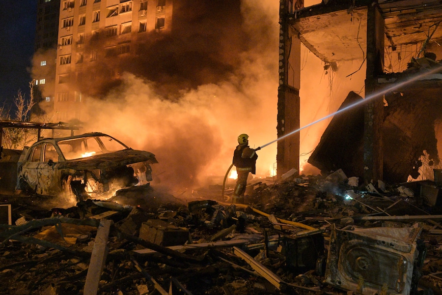Il personale dei servizi di emergenza interviene per spegnere un incendio a seguito degli attacchi missilistici russi a Kiev, in Ucraina, lunedì 6 luglio 2026. (AP Photo/Danylo Antoniuk/Associated Press/LaPresse/APN)