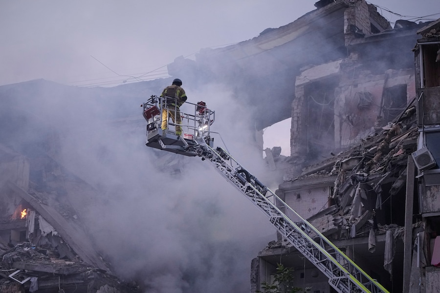 I soccorritori sono all’opera presso un edificio danneggiato da un attacco missilistico russo a Kiev, in Ucraina, lunedì 6 luglio 2026. (AP Photo/Efrem Lukatsky/Associated Press/LaPresse/APN)