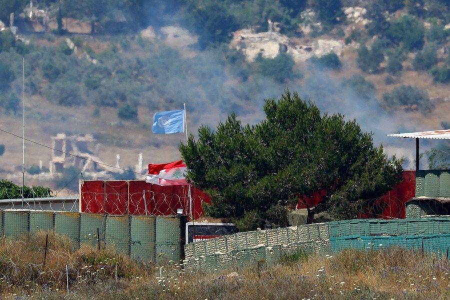 Bandiere, tra cui quella libanese e quella delle Nazioni Unite (ONU), sventolano presso una postazione dell’ONU in Libano, dopo che Israele e il Libano hanno firmato un accordo quadro a seguito dei colloqui mediati dagli Stati Uniti, come si vede dal nord di Israele. REUTERS/Amir Cohen (REUTERS)