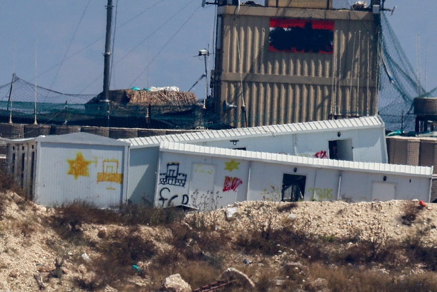 Stelle di David dipinte sulle strutture di un avamposto militare israeliano in Libano, viste dal nord di Israele, dopo che i due Paesi hanno firmato un accordo quadro a seguito dei colloqui mediati dagli Stati Uniti. REUTERS/Amir Cohen (REUTERS)