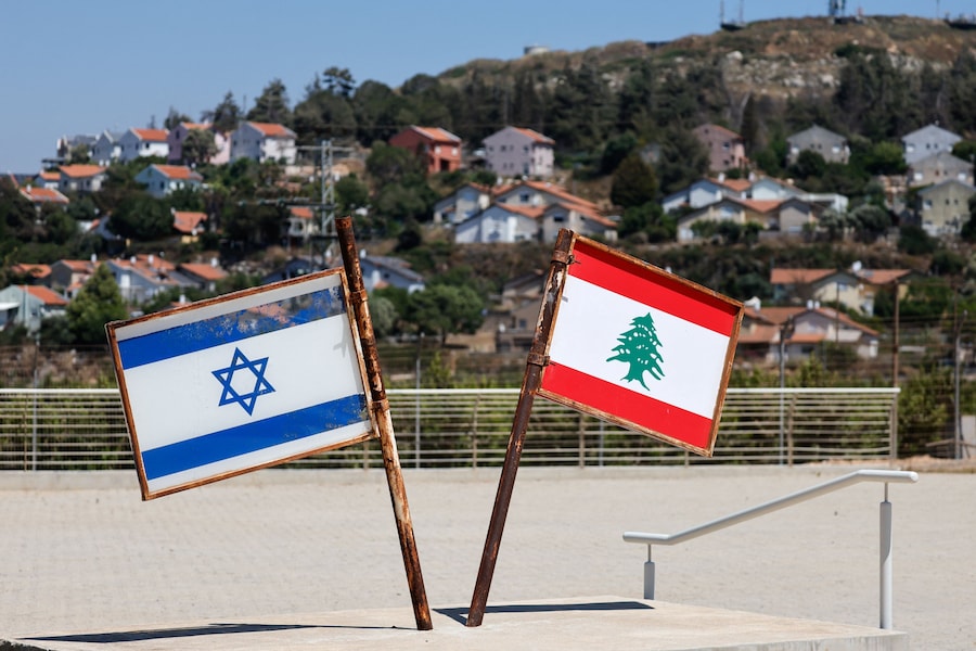 Le bandiere di Israele e del Libano esposte in un memoriale vicino al confine tra Israele e Libano, dopo la firma di un accordo quadro tra i due Paesi a seguito dei colloqui mediati dagli Stati Uniti, con la città di Metula, in Israele, che si intravede in lontananza. REUTERS/Amir Cohen (REUTERS)