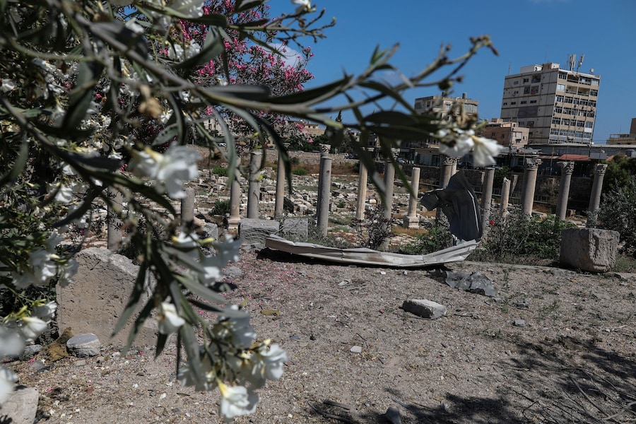 Un pezzo di metallo giace tra le rovine romane di Al-Bass, sito patrimonio mondiale dell’UNESCO colpito da un attacco aereo israeliano a Tiro, nel Libano meridionale. REUTERS/Zohra Bensemra (REUTERS)