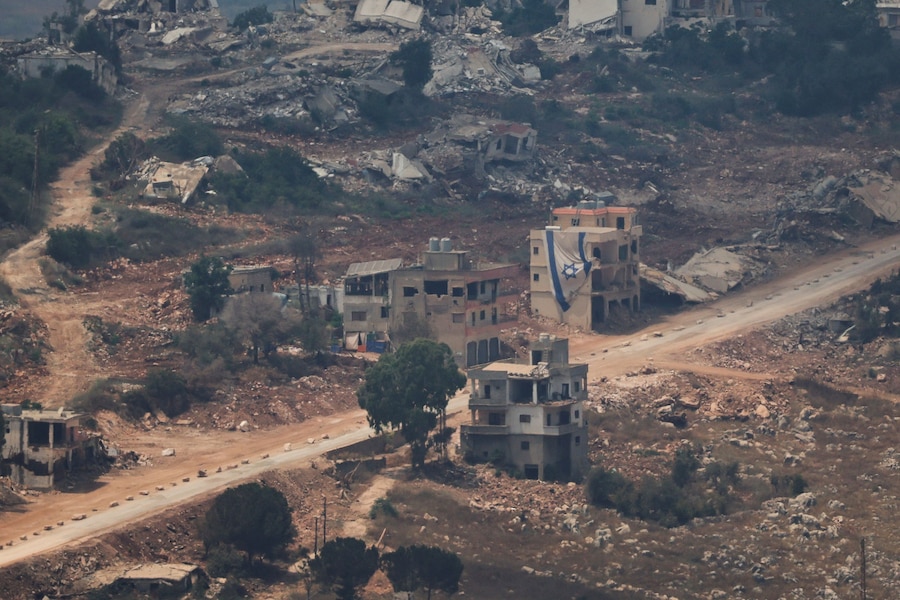 Una bandiera israeliana sventola su un edificio in Libano, vista dal lato israeliano del confine tra Israele e Libano, nel nord di Israele, il 5 luglio 2026. REUTERS/Shir Toremm (REUTERS)