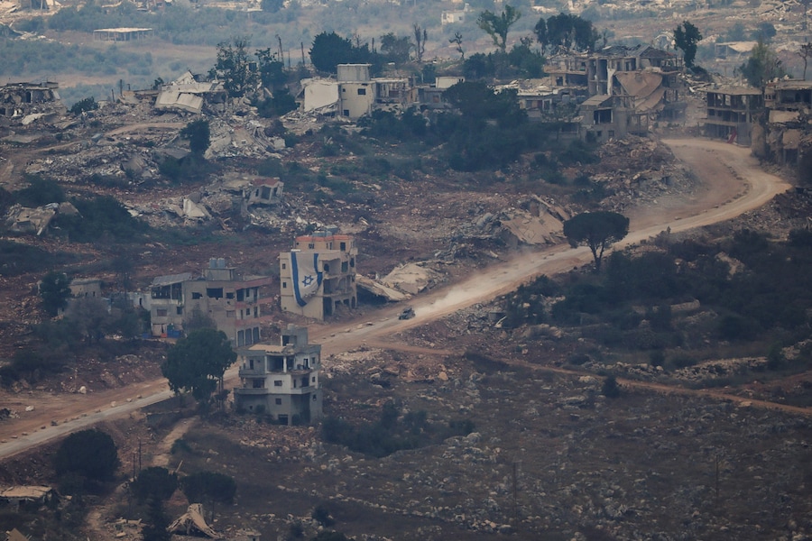 Un veicolo passa davanti a un edificio con una bandiera israeliana in Libano, visto dal lato israeliano del confine tra Israele e Libano, nel nord di Israele, il 5 luglio 2026. REUTERS/Shir Toremm (REUTERS)