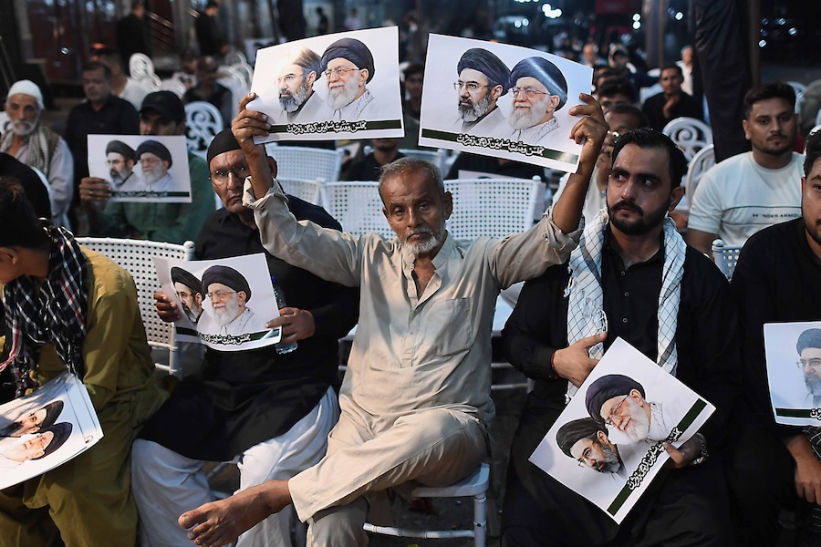 I sostenitori del Majlis-e-Wahdat-e-Muslimeen espongono i ritratti dei leader supremi iraniani, il defunto ayatollah Ali Khamenei e suo figlio, Sayyid Mojtaba Khamenei, durante una cerimonia di cordoglio e di rinnovo della fedeltà tenutasi a Karachi, in Pakistan, 6 luglio 2026. (EPA)