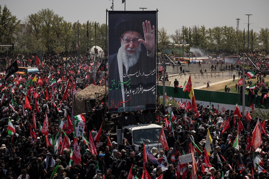 Un veicolo che trasporta uno striscione raffigurante il defunto leader supremo iraniano, l’ayatollah Ali Khamenei, si fa strada tra la folla che partecipa al corteo funebre in suo onore. Teheran, Iran, il 6 luglio 2026. (REUTERS)