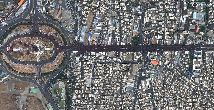 Un'immagine satellitare il corteo funebre in memoria del defunto leader supremo iraniano, l’ayatollah Ali Khamenei a Teheran, in Iran, il 6 luglio 2026. (via REUTERS)