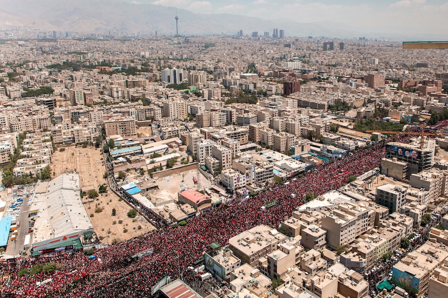Il corteo funebre in memoria del defunto leader supremo iraniano, l’ayatollah Ali Khamenei, ucciso il 28 febbraio in seguito a attacchi aerei israeliani e statunitensi, a Teheran, in Iran, il 6 luglio 2026. (VIA REUTERS)