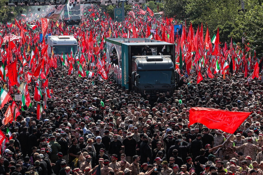 Un veicolo che trasporta le bare del defunto leader supremo iraniano, l’ayatollah Ali Khamenei, e dei suoi familiari, si fa strada tra la folla che partecipa al corteo funebre in onore di Khamenei. Teheran, in Iran, il 6 luglio 2026. (VIA REUTERS)