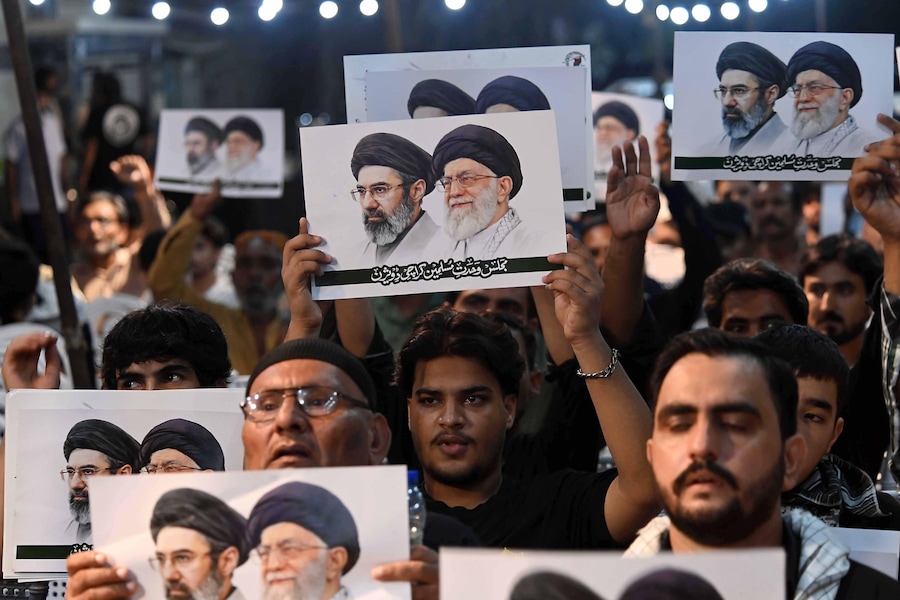 I sostenitori del Majlis-e-Wahdat-e-Muslimeen espongono i ritratti dei leader supremi iraniani, il defunto ayatollah Ali Khamenei e suo figlio, Sayyid Mojtaba Khamenei, durante una cerimonia di cordoglio e di rinnovo della fedeltà tenutasi a Karachi, in Pakistan, 6 luglio 2026. (EPA)