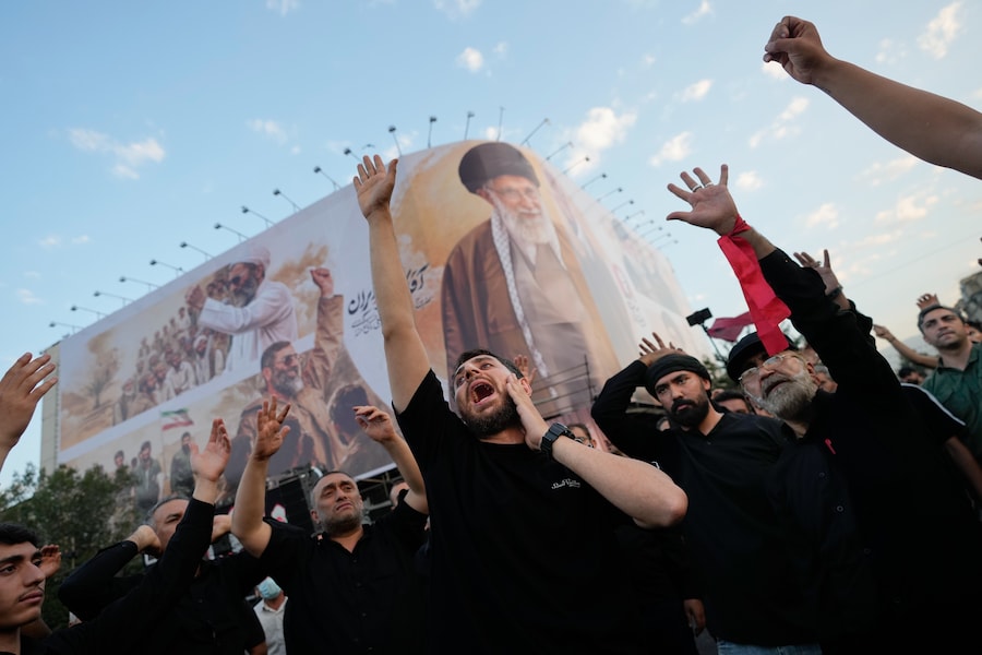 I partecipanti al funerale intonano slogan mentre sono riuniti in Piazza della Rivoluzione Islamica per il corteo funebre del leader supremo iraniano assassinato, l’ayatollah Ali Khamenei. Teheran, Iran, lunedì 6 luglio 2026. (APN)