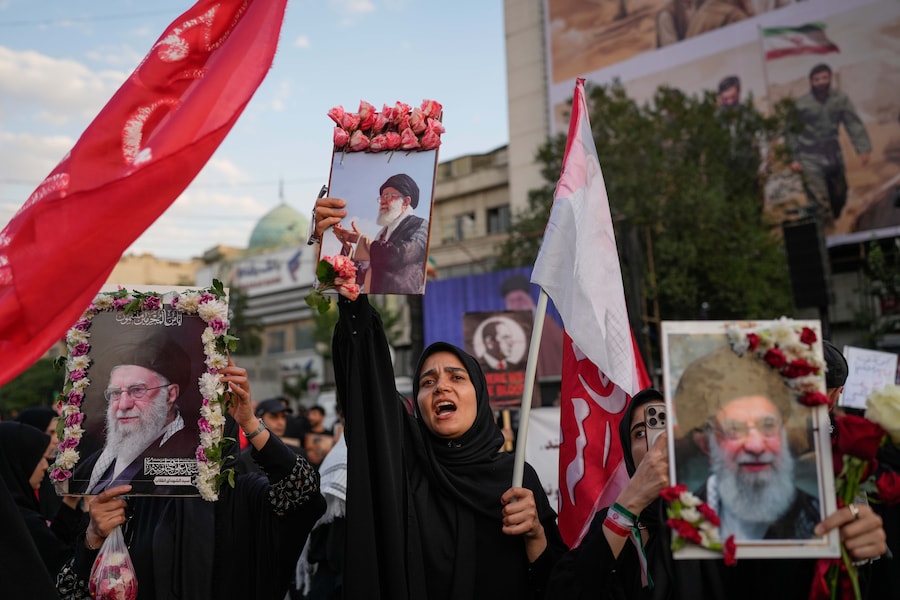 I partecipanti al funerale intonano canti mentre reggono ritratti incorniciati con i fiori del leader supremo iraniano assassinato, l’ayatollah Ali Khamenei, durante il corteo funebre a Teheran, in Iran, lunedì 6 luglio 2026. (APN)