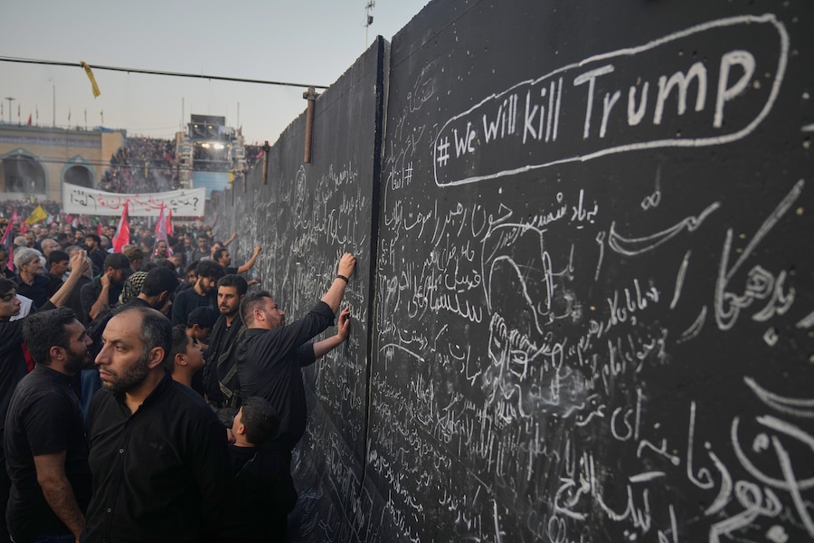Durante le cerimonie funebri per il leader supremo Ali Khamenei, i partecipanti al funerale scrivono messaggi su un muro, tra cui uno in inglese che recita: «Uccideremo Trump». Teheran, Iran. (APN)