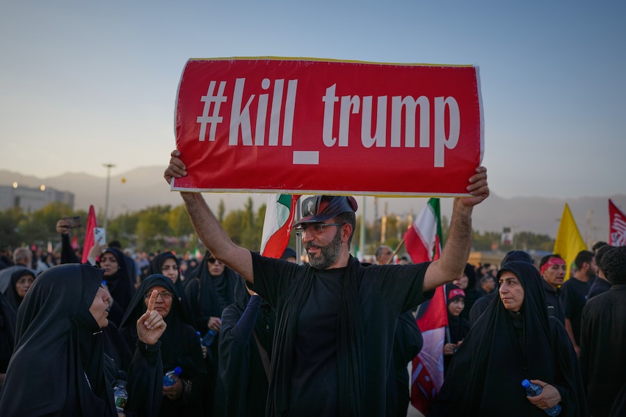 Un uomo tiene in mano un cartello con la scritta "#kill_trump" mentre i partecipanti al funerale si radunano per le cerimonie funebri in memoria del leader supremo Ali Khamenei. Teheran, Iran. (APN)