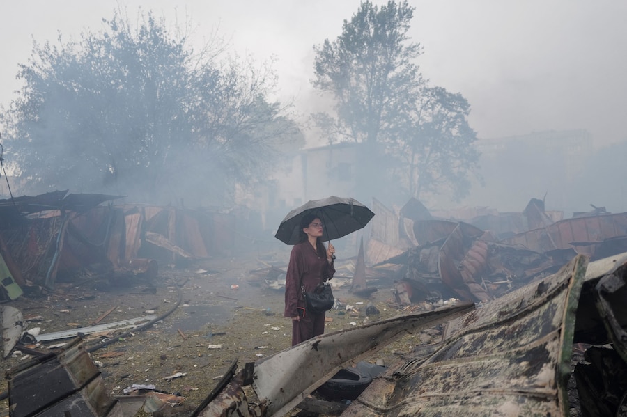 Case distrutte da missili e droni russi alla periferia di Kiev, Ucraina, il 6 luglio 2026. (REUTERS)