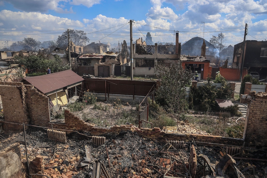 Una zona residenziale gravemente danneggiata dagli attacchi missilistici russi alla periferia di Kiev, Ucraina. (REUTERS)