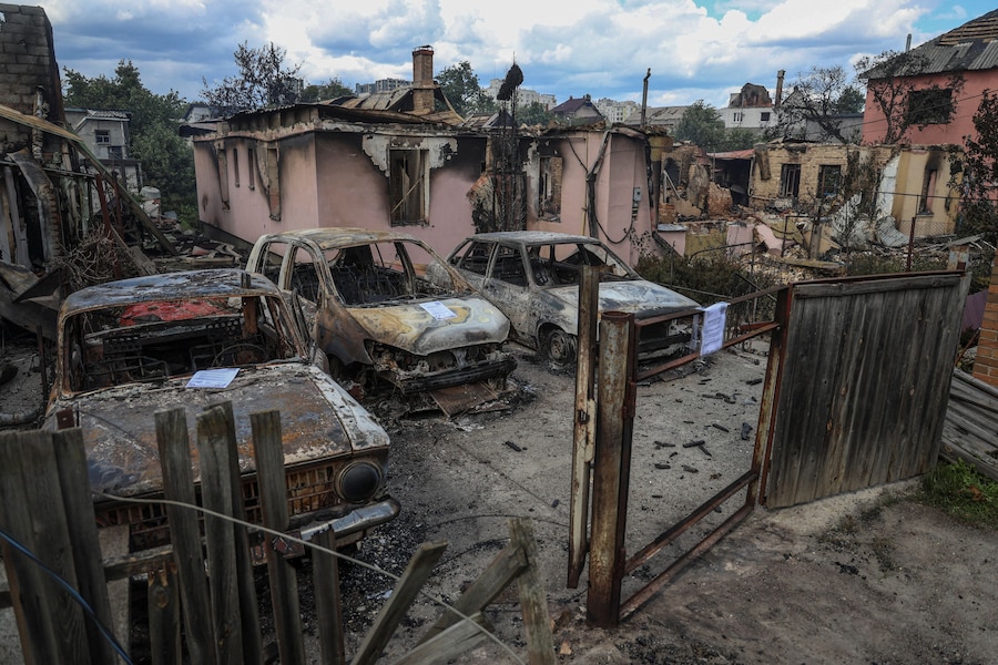 Una zona residenziale gravemente danneggiata dagli attacchi missilistici russi, alla periferia di Kiev, Ucraina. (REUTERS)