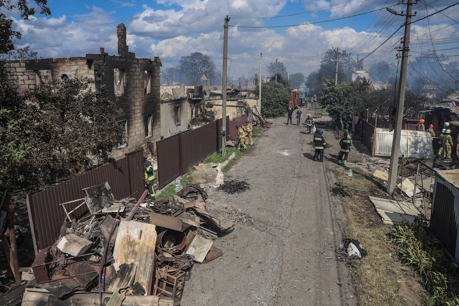I vigili del fuoco intervengono dopo un attacco sferrato da missili e droni russi alla periferia di Kiev, Ucraina. (REUTERS)