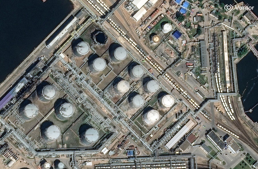 Un'immagine satellitare mostra un terminal petrolifero a San Pietroburgo, in Russia. (via REUTERS)