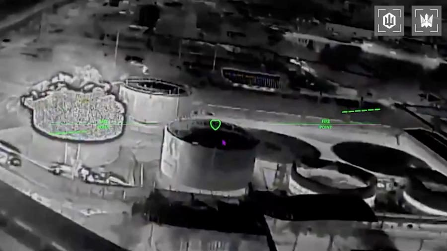 Un drone si avvicina ai serbatoi di stoccaggio durante quella che le Forze dei sistemi senza pilota ucraine descrivono come un attacco al terminale petrolifero di Kerch in Crimea. (via REUTERS)