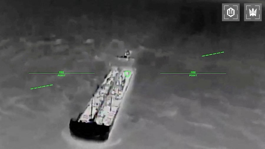 Un drone si avvicina a quella che le Forze dei sistemi senza pilota ucraine descrivono come una nave cisterna in mare. (via REUTERS)