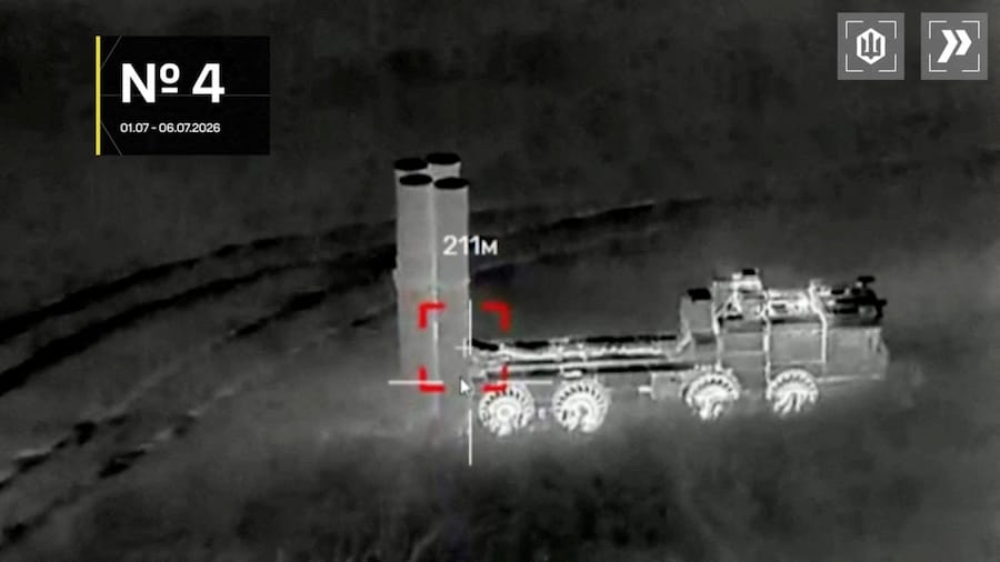 Un drone ucraino si avvicina a un lanciatore del sistema di difesa aerea S-400 durante un attacco, a Kosenki, nell’oblast di Bryansk, in Russia. (via REUTERS)
