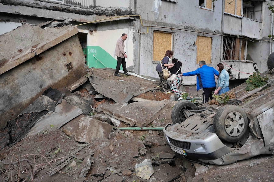Le macerie dopo un attacco missilistico russo a Kiev, in Ucraina. (APN)