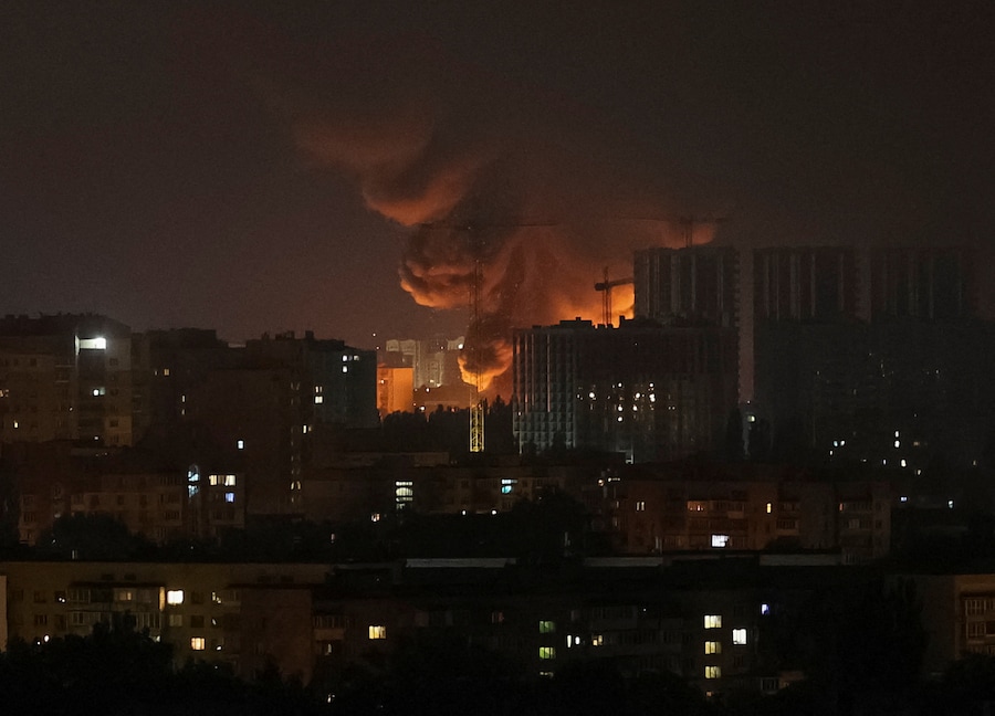 Il fumo si alza sulla città durante un attacco missilistico russo, nel contesto dell'offensiva russa contro l'Ucraina, a Kiev, Ucraina. (REUTERS)