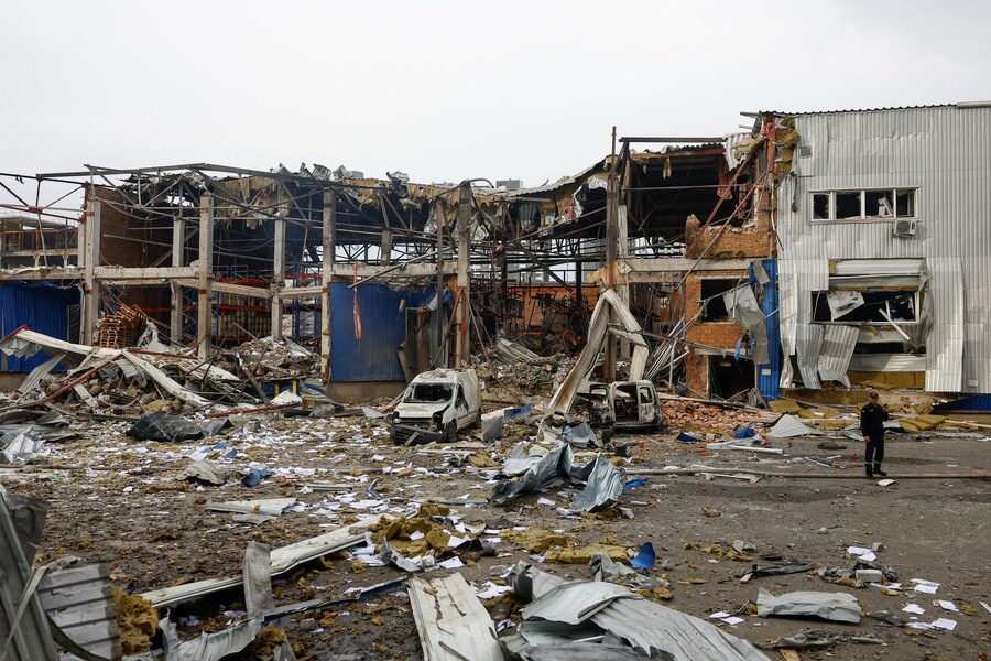 Un pompiere interviene sul luogo dei magazzini di generi alimentari e bevande colpiti durante la notte da un attacco missilistico russo, nel contesto dell’offensiva russa contro l’Ucraina, a Kiev, Ucraina. (REUTERS)