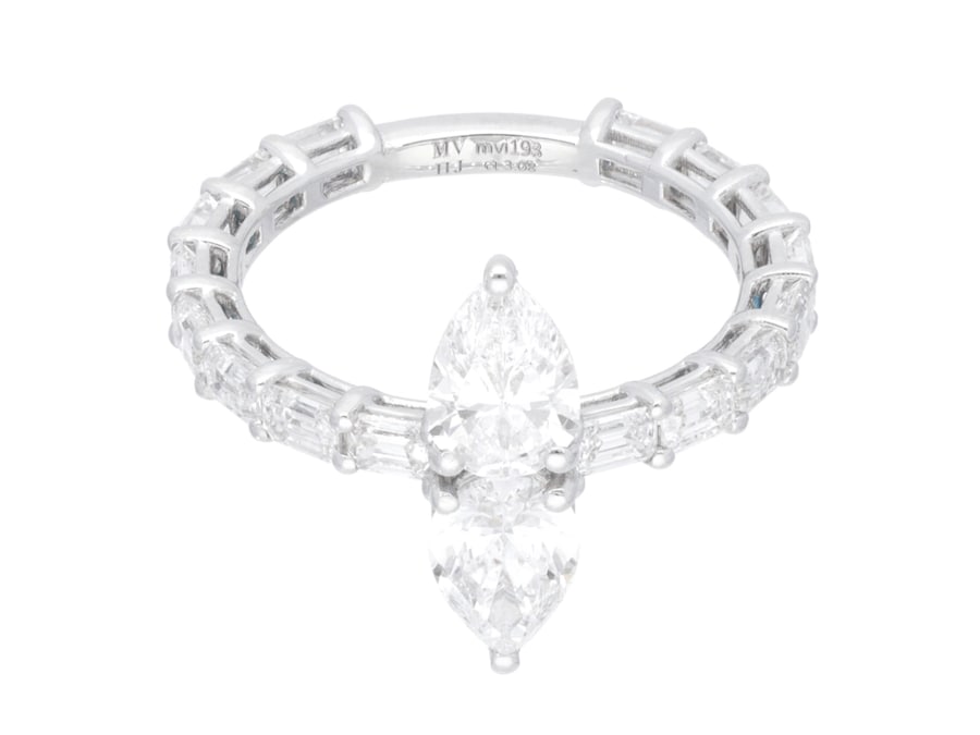Marco Valente. Anello in oro bianco con 2 diamanti taglio goccia (0,7 ct) montati a specchio e diamanti taglio smeraldo