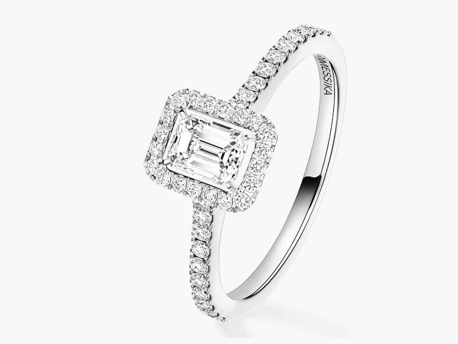 Messika. Anello Joy con diamante taglio smeraldo profilato con diamanti taglio brillante
