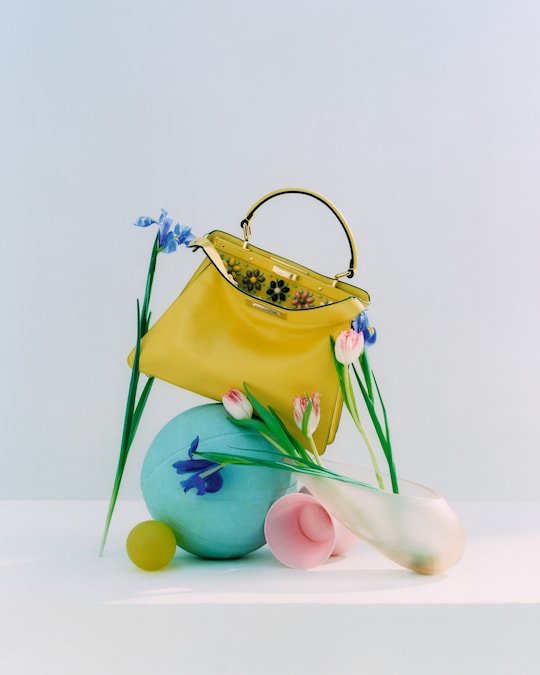 Borsa in pelle con decoro floreale Peekaboo ISeeU, FENDI (8.000 €).