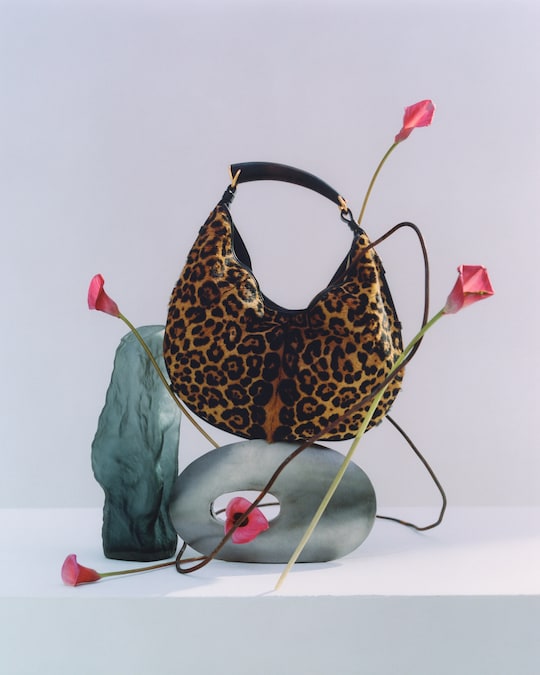 Borsa Mombasa in cavallino maculato, SAINT LAURENT by ANTHONY VACCARELLO (3.900 €). TINTE FORTI Assistente fotografo Cameron Jack. Assistente stylist Roshni Sukhlecha. Assistente scenografa Sophie-Mai Wiggins. Post-produzione Hand of God. Produzione, MMXX Artists. BRAND CHANEL, chanel.com. CHLOÉ, chloe.com. DIOR, dior.com. FENDI, fendi.com. GUCCI, gucci.com. HERMÈS, hermes.com. LOUIS VUITTON, louisvuitton.com. SAINT LAURENT BY ANTHONY VACCARELLO, ysl.com.