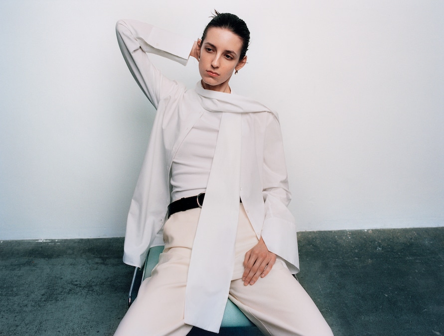 INCROCI Camicia in popeline con sciarpa (606 €), canotta in cotone e pantaloni in lana.Tutto in materiali a filiera certificata, LAURA PITHARAS.