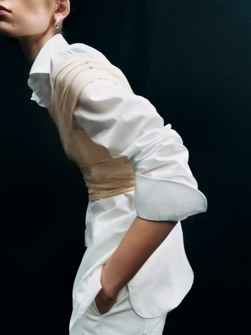 STRATO SU STRATO Camica maschile Premium Gold Line in cotone, 100HANDS (489 €). Top trasparente in seta e viscosa, LGN LOUIS GABRIEL NOUCHI. Pantaloni in denim, 16ARLINGTON.