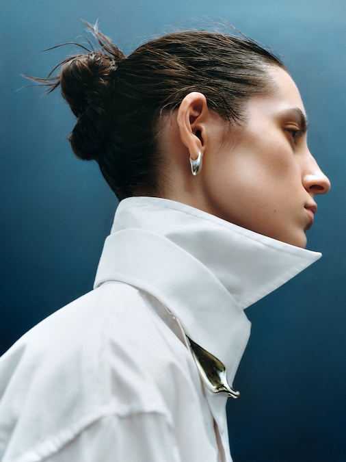 OPZIONE UP Camicia in cotone con collo su misura, HUME LONDON (da 390 €). Collana in argento, design Vivianna Torun (1.000 €) orecchino singolo, sempre in argento (403 €), tutto GEORG JENSEN. Dove non indicato i prezzi sono su richiesta.