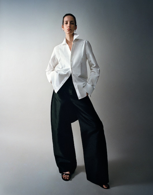 A PELLE Camicia in popeline di cotone, WITH NOTHING UNDERNEATH (235 €). Pantaloni in mikado di poliestere, MARQUES’ALMEIDA (340 €). Sandali in pelle con doppio cinturino, CHRISTEN.