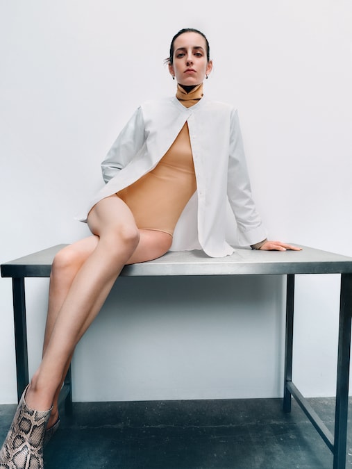 COLLARLESS Camicia in cotone con colletto alla coreana Grandad Pinpoint, BUDD (335 €). Body in lana e scarpe in pelle effetto pitone, MUGLER. MINIMAL Modella Valery Sergeeva @ Milk Management. Casting Piergiorgio Del Moro e Helena Balladino @ DM Casting. Hair Kota Suizu @ LGA Management. Make-up Eoin Whelan. Manicure Abena Robinson @ Agency 41. Set design Georgina Pragnell @ Webber. Assistenti fotografo David Vail e Lewis Robinson. Assistente Stylist Roshni Sukhlecha. Assistente Set designer Isaac Ashley. Produzione Town Productions. BRAND 100HANDS, 100hands.nl. 16ARLINGTON, 16arlington.co.uk. BUDD, buddshirts.co.uk. CHARVET, charvet.com. CHRISTEN, christen.com. GEORG JENSEN, georgjensen.com. HUME LONDON, hume-london.co.uk. LAURA PITHARAS, laurapitharas.com. LGN LOUIS GABRIEL NOUCHI, louisgabrielnouchi.com. MARQUES’ALMEIDA, marquesalmeida.com. MUGLER, mugler.com. WITH NOTHING UNDERNEATH, withnothingunderneath.com.