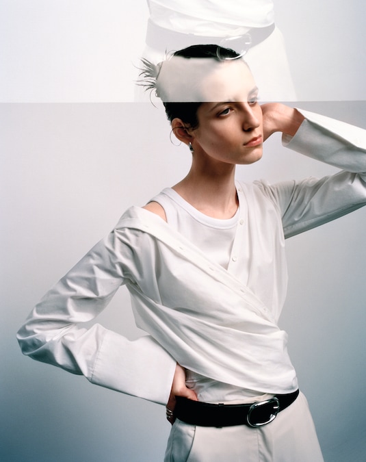 INCROCI Camicia in cotone (630 €), canotta in cotone (375 €) e pantaloni in lana (915 €).